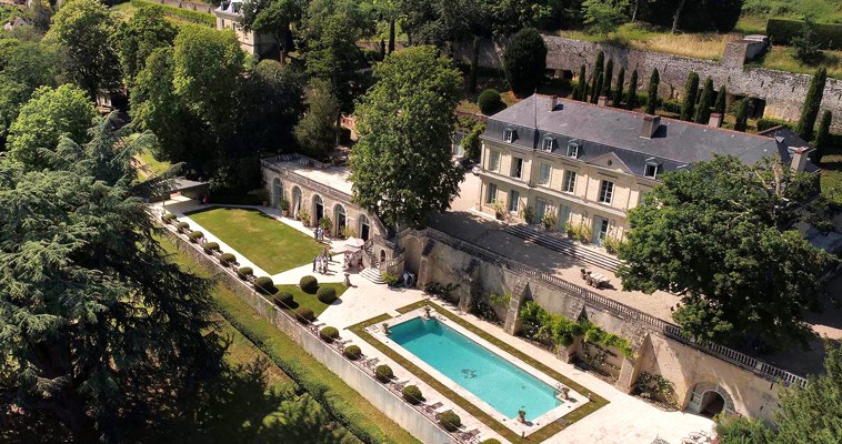 Vue aérienne du Château des Bidaudières et de sa piscine