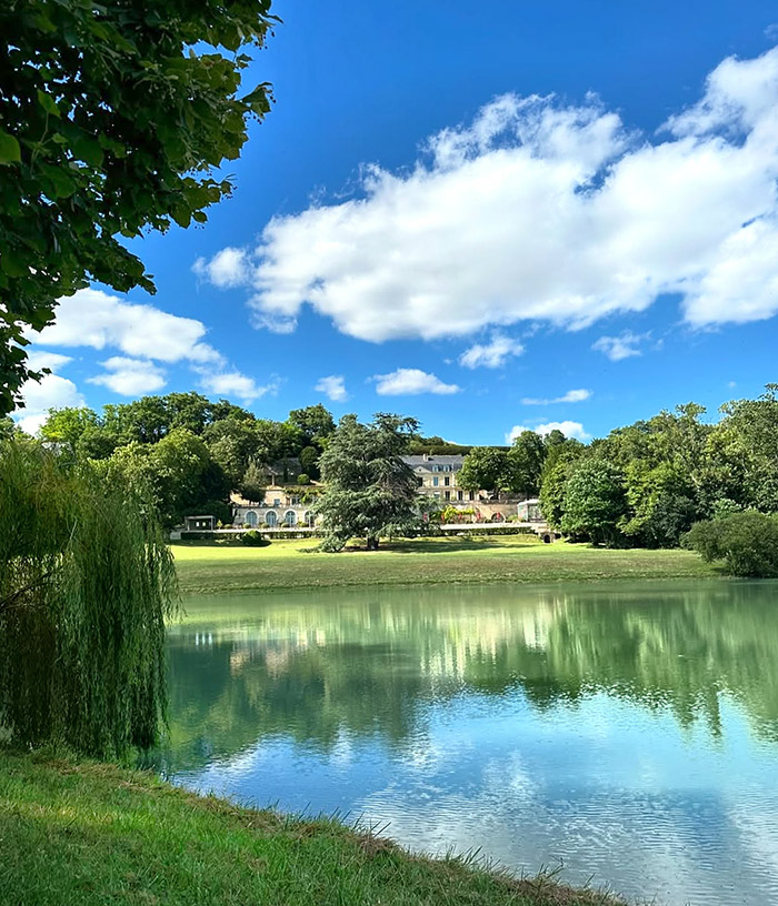 Vue aérienne du Château des Bidaudières et de sa piscine