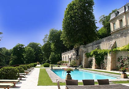 Piscine et terrasse du Château des Bidaudières