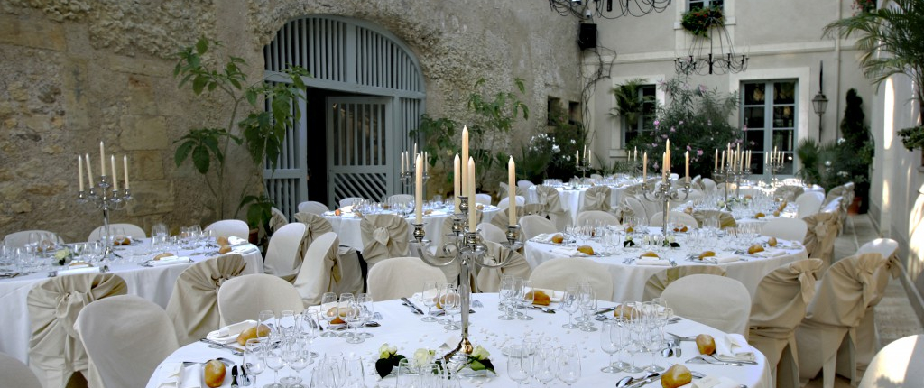 Réception élégante installée dans la cour du Château des Bidaudières