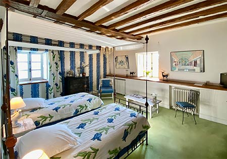 Chambre Le Clos des Bidaudières — lits jumeaux à baldaquin